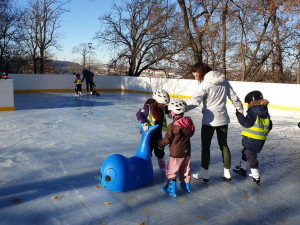 VÁNOCE NA DVOJCE: Zrušené trhy, dvě kluziště a vánoční koncerty