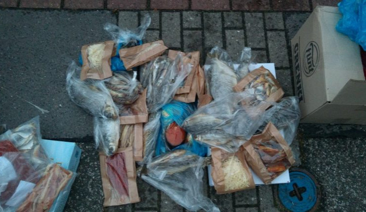 Veterináři s policisty v autě objevili živé ryby bez vody a pochybné potraviny. Jde o týrání zvířat