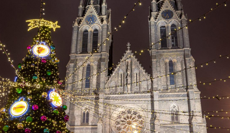 VÁNOCE NA DVOJCE: Zrušené trhy, dvě kluziště a vánoční koncerty