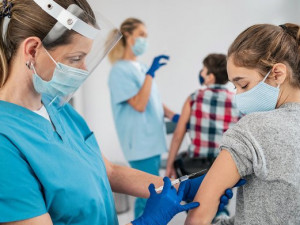 V obchodním centru Černý Most je ode dneška možné očkovat děti od pěti let bez registrace