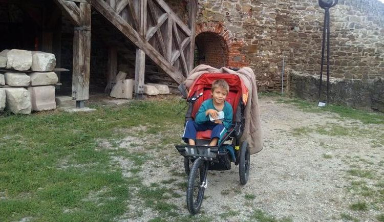 Matýsek has flourished in a wheelchair in a special school, but he will have to leave without an assistant.  Will you help