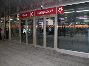 Cestující mohou po půl roce opět využít výstup z metra na Budějovické