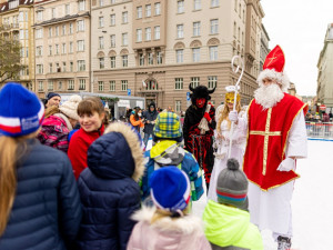 VÁNOCE NA PĚTCE: Stromy po celé městské části, Mikuláš na ledě a prodej kaprů