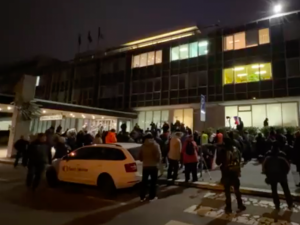 Před budovou České televize demonstrovaly stovky lidí kvůli informování o covidu