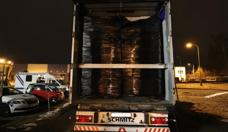 Rekordní záchyt. Pražští celníci odhalili v rumunských kamionech téměř 21 milionů cigaret.