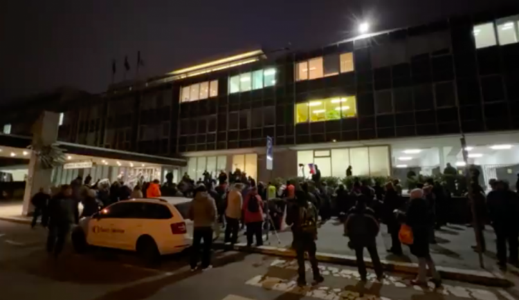 Před budovou České televize demonstrovaly stovky lidí kvůli informování o covidu.