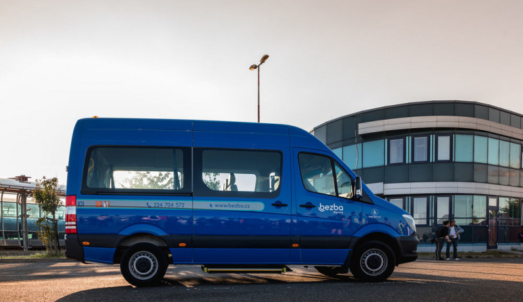 Handicapovaní z okolí Prahy mohou od ledna využít k cestě do metropole mikrobus