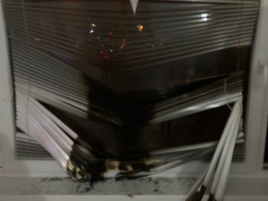 Neopatrnost při používání prskavky způsobila požár stromečku. Hasiči se o Vánocích nenudili.