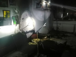 Neopatrnost při používání prskavky způsobila požár stromečku. Hasiči se o Vánocích nenudili