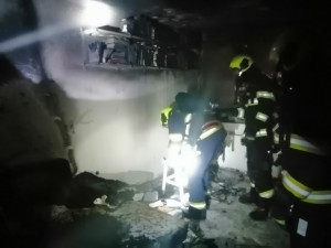 Neopatrnost při používání prskavky způsobila požár stromečku. Hasiči se o Vánocích nenudili