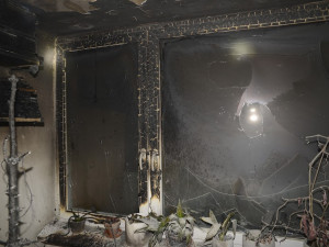 Neopatrnost při používání prskavky způsobila požár stromečku. Hasiči se o Vánocích nenudili