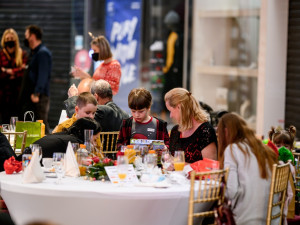 Nákupní centrum v Praze přivítalo na Štědrý večer ty, kteří by ho jinak strávili o samotě