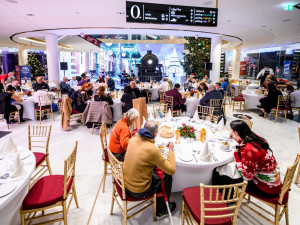 Nákupní centrum v Praze přivítalo na Štědrý večer ty, kteří by ho jinak strávili o samotě