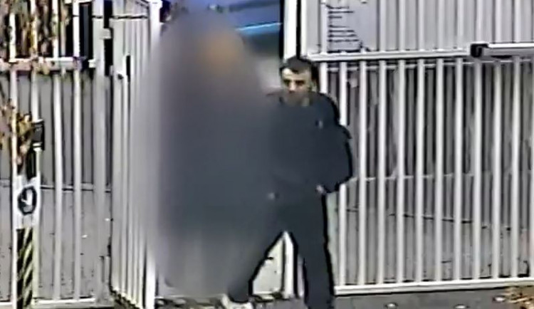 Muž zachycený na kamerovém záznamu.