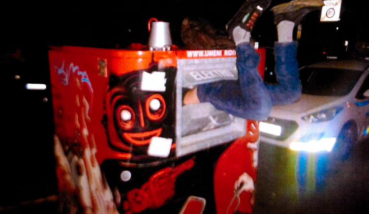 Muž se zasekl v kontejneru nohama vzhůru. Vyprostit ho museli hasiči