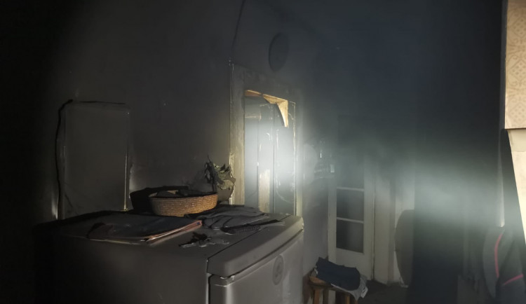 Tragédie v Praze. Člověk zemřel při požáru vybavení bytu