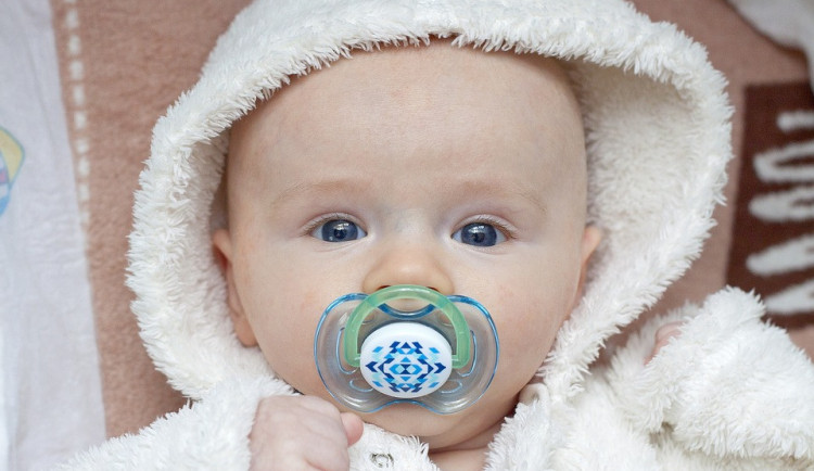 Nejhorší dárky? Dětské dudlíky bezdětným nebo „věci do výbavy“ pro náctileté dívky.