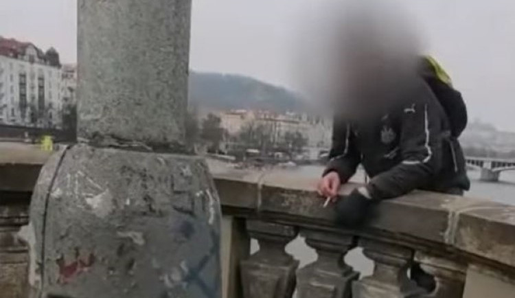 Fandíte hokeji? Pojďte na pivko. Policisté zachránili život muži, kterých chtěl skočit z mostu