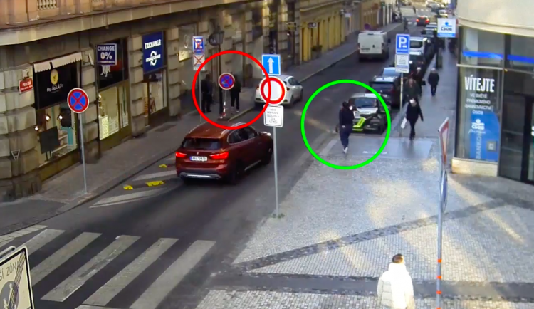 Dva cizinci vykradli zaparkované auto. Policie je dopadla dříve, než okradená zavolala 158.