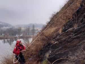 Z vyšehradských hradeb se zřítil muž, pokus o sebevraždu přežil