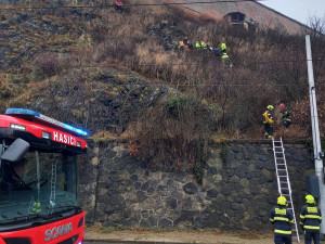 Z vyšehradských hradeb se zřítil muž, pokus o sebevraždu přežil