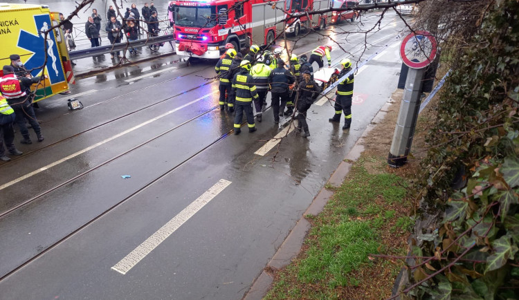 Z vyšehradských hradeb se zřítil muž, pokus o sebevraždu přežil.