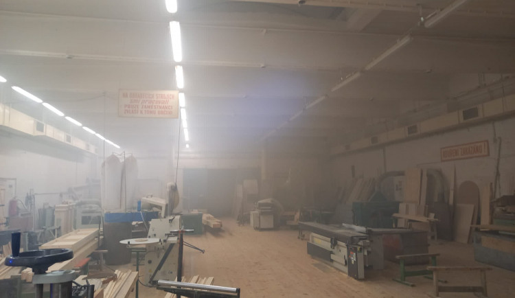 Požár CNC stroje v truhlárně.