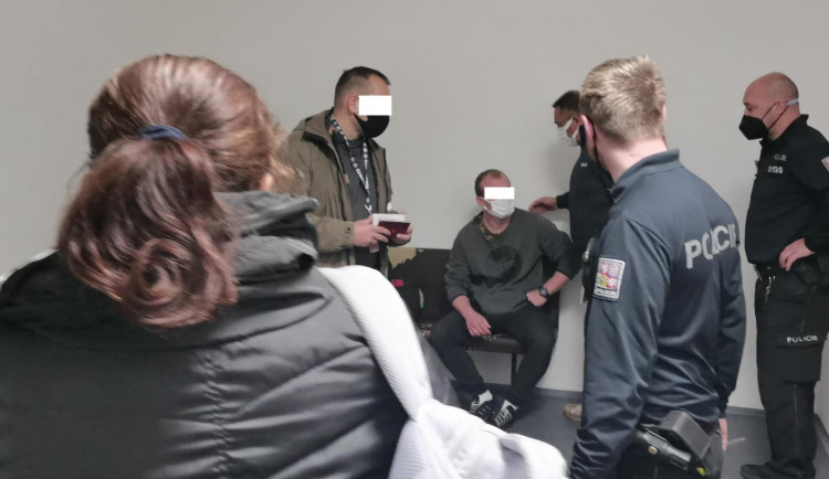 Sedmnáct let unikal. Uprchlého Čecha eskortovala policie z Panamy, let zkomplikoval opilý muž.