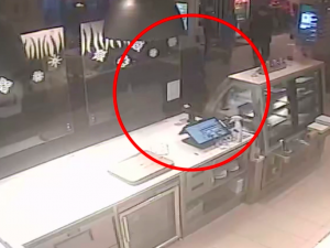 Zloděj okradl zaměstnankyni McDonald's o iPhone. Poznáváte ho?