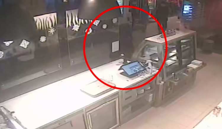 Zloděj v McDonald's okradl zaměstnankyni o iPhone. Poznáváte ho?