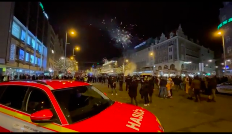 Na Václavském náměstí v Praze stovky lidí vítaly nový rok pyrotechnikou