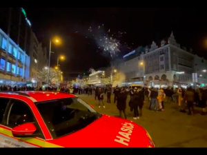 Na Václavském náměstí v Praze stovky lidí vítaly nový rok pyrotechnikou