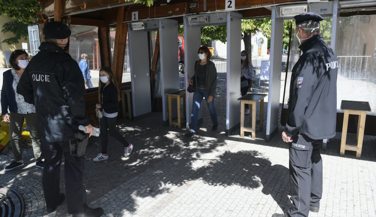 Zákonodárci z Prahy 6 opět vyzvali Zemana ke zrušení kontrol u vstupů do Hradu