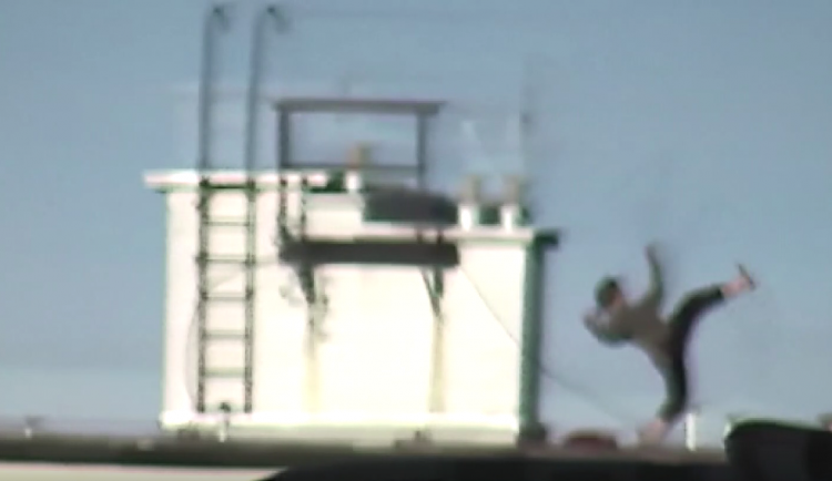 Tanečnice na střeše a vlastenec v autíčku. Co zažili strážníci na Silvestra?