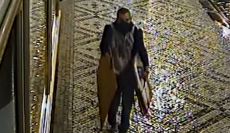 Muž kradl v galerii v centru Prahy. S obrazy za půl milionu odjel tramvají