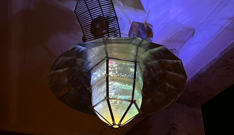 V Praze svítí nový umělecký objekt s názvem Viditelnost. Má upozorňovat na fake news