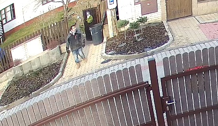 Muž se vloupal do domu v Praze 9. Od krádeže ho neodradila ani přítomnost seniorky