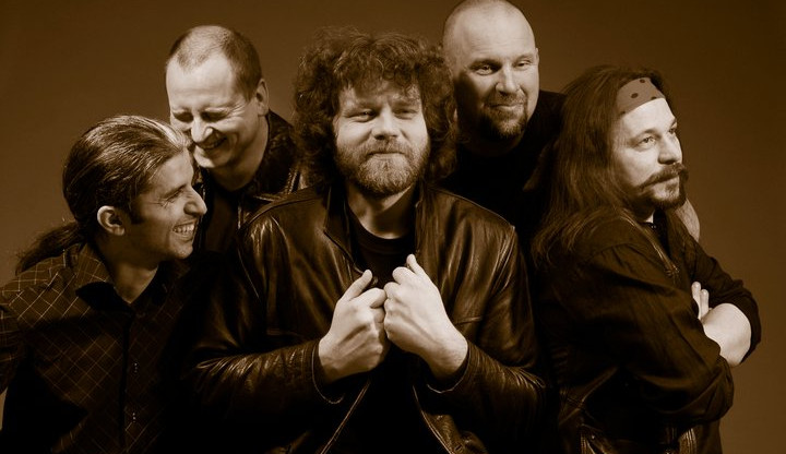 Kapela Mrakoplaš koncertuje již 25 let. Výročí oslaví v pražském Kamina boat music baru