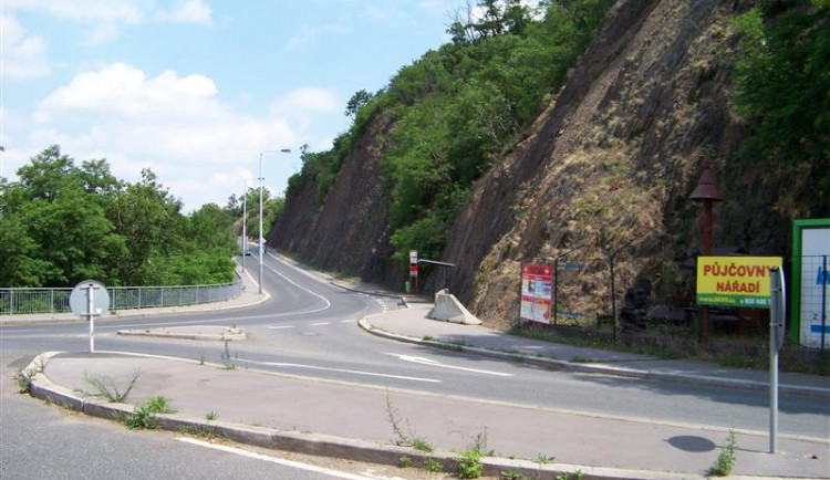 Sanace svahu a oprava opěrné zdi v Praze omezí dopravu