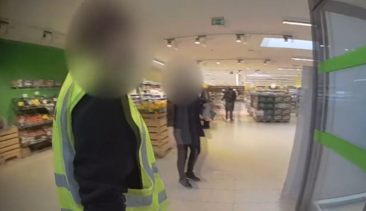 Muž si odnesl nákup z Albertu bez zaplacení. Skončil na psychiatrii