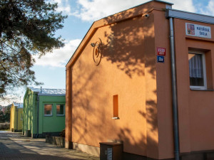 Školka U Vršovického nádraží je opravená. Má nové přístavby i keramickou pec
