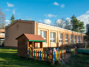 Školka U Vršovického nádraží je opravená. Má nové přístavby i keramickou pec