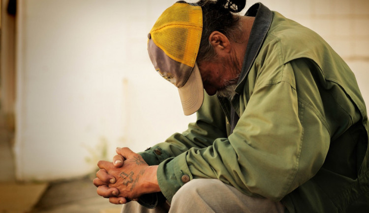 Zimní humanitární opatření: Intervenční tým pomáhá pražským bezdomovcům