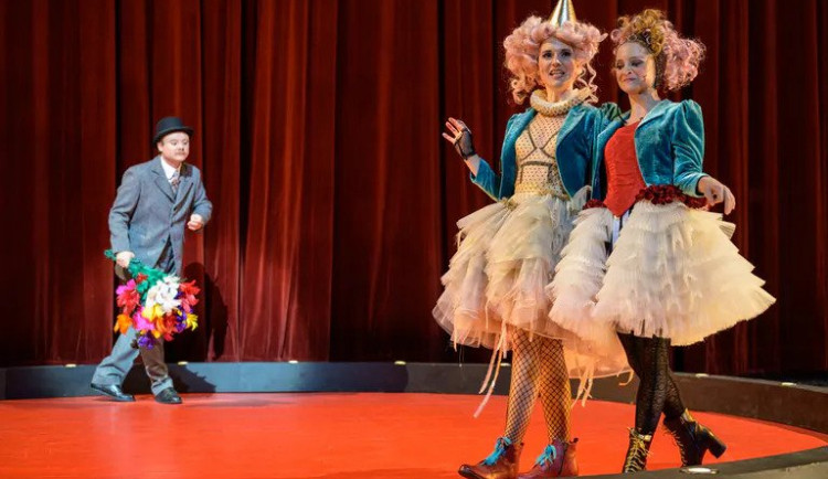 Národní divadlo uvádí novou inscenaci klasické pohádky. Krásku a Zvíře oživí akrobatičtí tanečníci