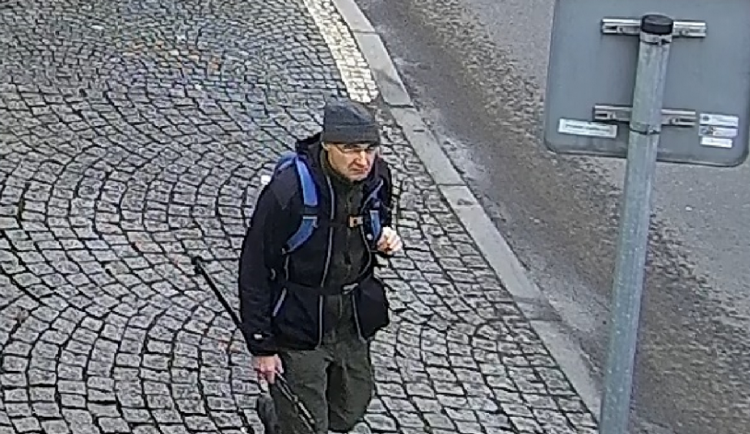 Policie pátrá po muži, který poškodil autobus. Poznáváte ho?