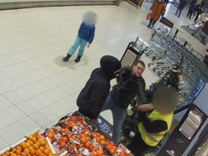 VIDEO: Člen ostrahy v obchodě vyzval muže, aby si nasadil respirátor. Ten mu zlomil čelist