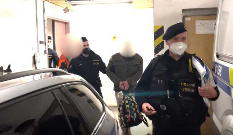 Cizinci si bez dokladů chtěli koupit kalašnikov. Prověřují je i kvůli extremismu a terorismu