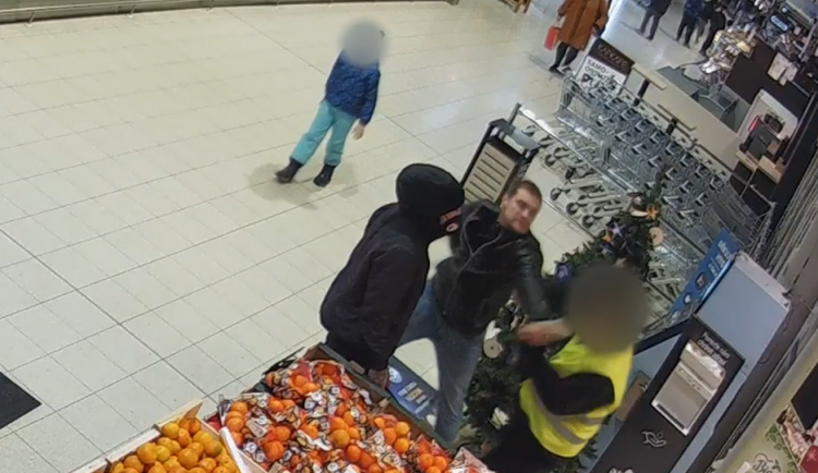 Člen ostrahy v obchodě vyzval muže, aby si nasadil respirátor. Ten mu zlomil čelist