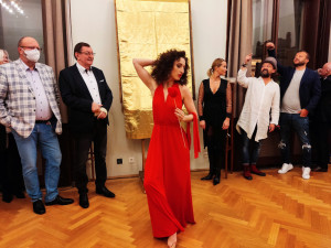 FOTO: V Obecním domě vystavuje umělec obrazy z mobilu. Na vernisáži zahrál Felix Slováček