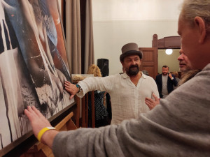 FOTO: V Obecním domě vystavuje umělec obrazy z mobilu. Na vernisáži zahrál Felix Slováček